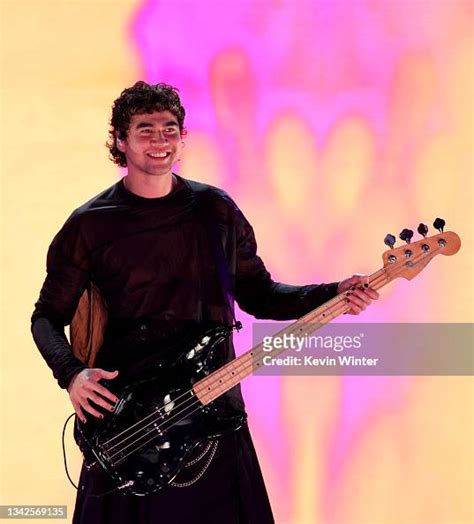 Calum Hood of 5 Seconds of Summer performs onstage during。